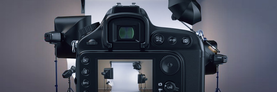 Vue d'une caméra prête à enregistrer dans un studio professionnel.